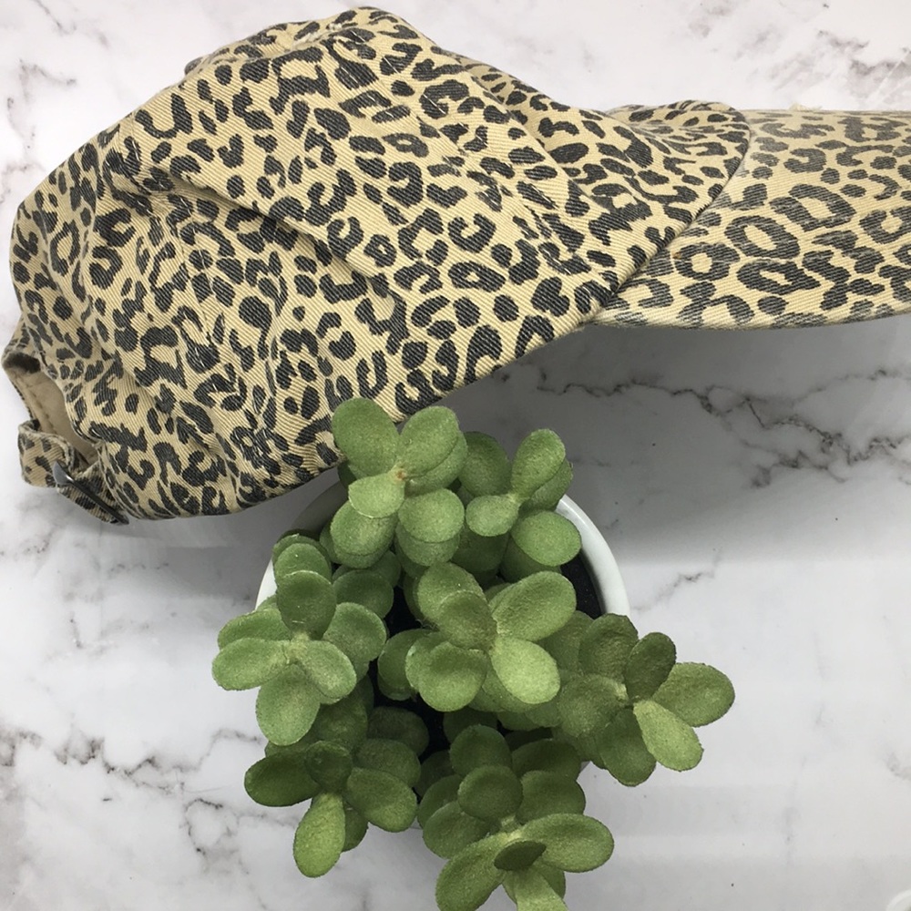 David & Young 🐆 leopard print hat.